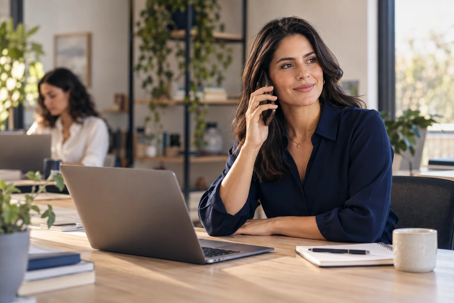 Escena ilustrativa de una empresaria atendiendo una conversación comercial Escena ilustrativa de una empresaria atendiendo una conversación comercial